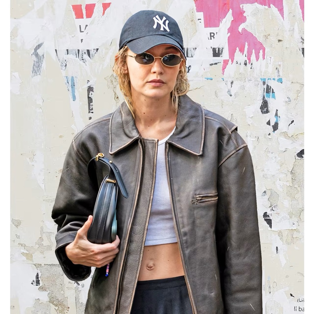 Composition: 100% bovine leather 
Lining: 100% polyester
Filling: 100% polyester